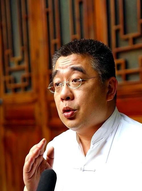 前阵子刷到一位学者的说法，挺扎心：老人一旦彻底失去自理，吃喝拉撒都要别人兜着，日