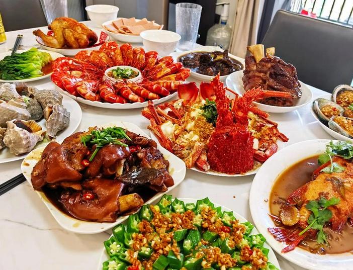 昨晚我差点因为一盘剩菜，把老妈辛苦做的年夜饭全扔了，还跟她大吵一架。

当时全家