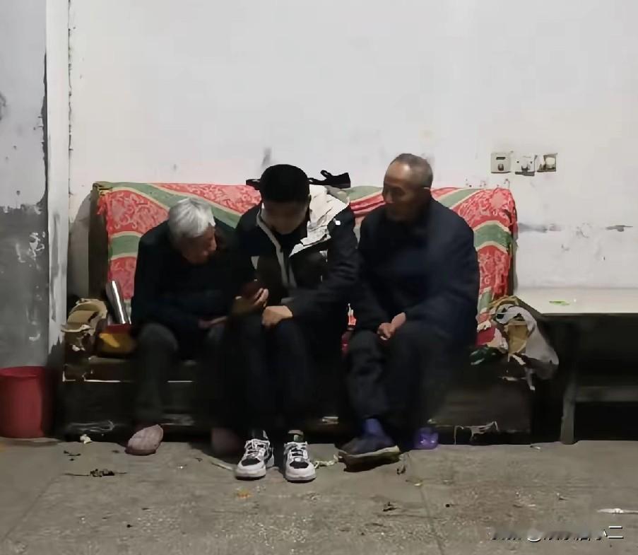 原来南京双胞胎哥哥原名叫做朱进，养父母家原来有一个儿子因为出意外离开了人世。
这