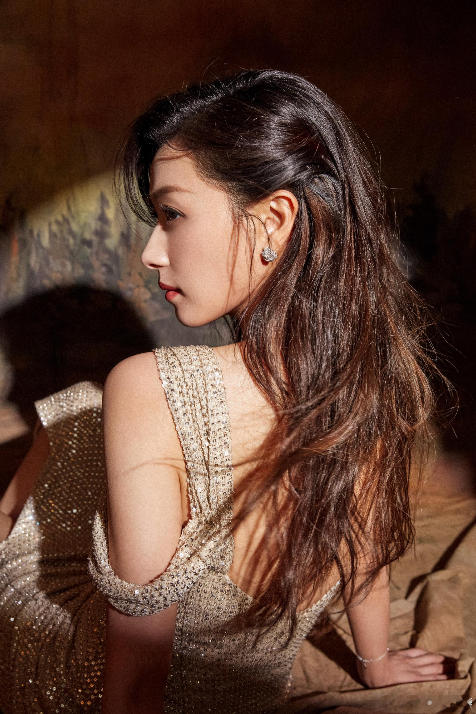 #万茜长发# 看到央视中秋晚会的万茜，惊为天人。长发飘飘加上亮片鎏金长裙，宛如从