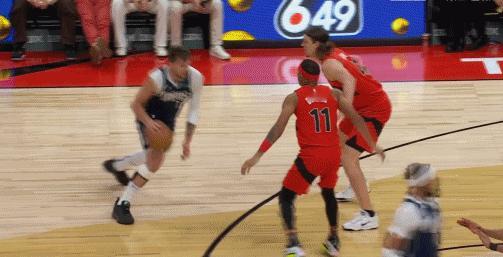 NBA赛场镜头：东契奇为什么能破包夹？速度不快啊，但是为什么能破？来看看！
  