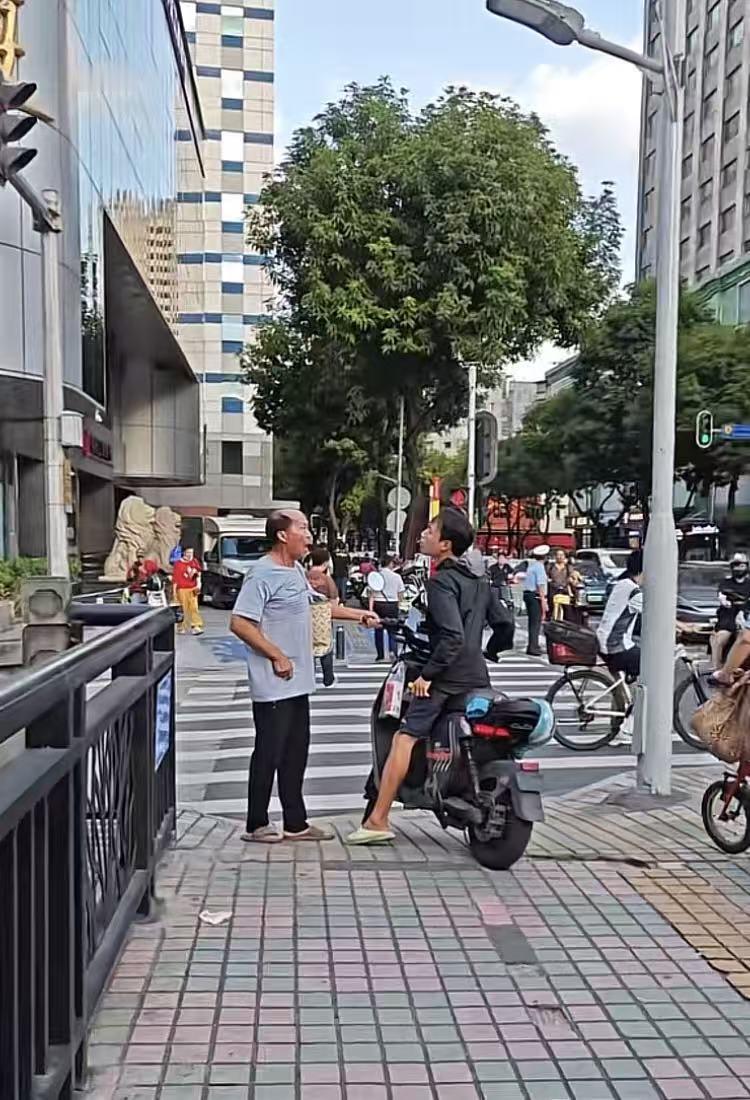 广州五羊邨晚高峰，前面几米就是交警在执勤！这位年轻人还敢在人行通道飞驰，还差点就