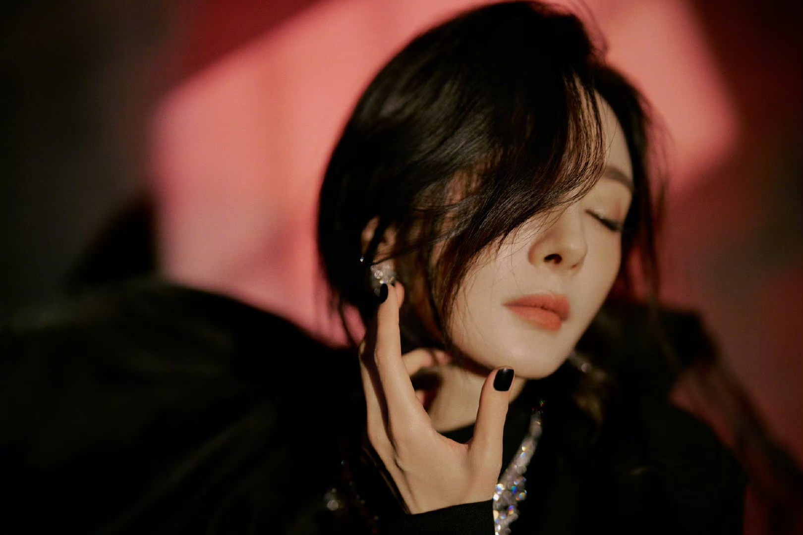 娱乐[超话]杨幂为VOGUE开毯杨幂VOGUE开毯杨幂为VOGUE开毯，就这个姐