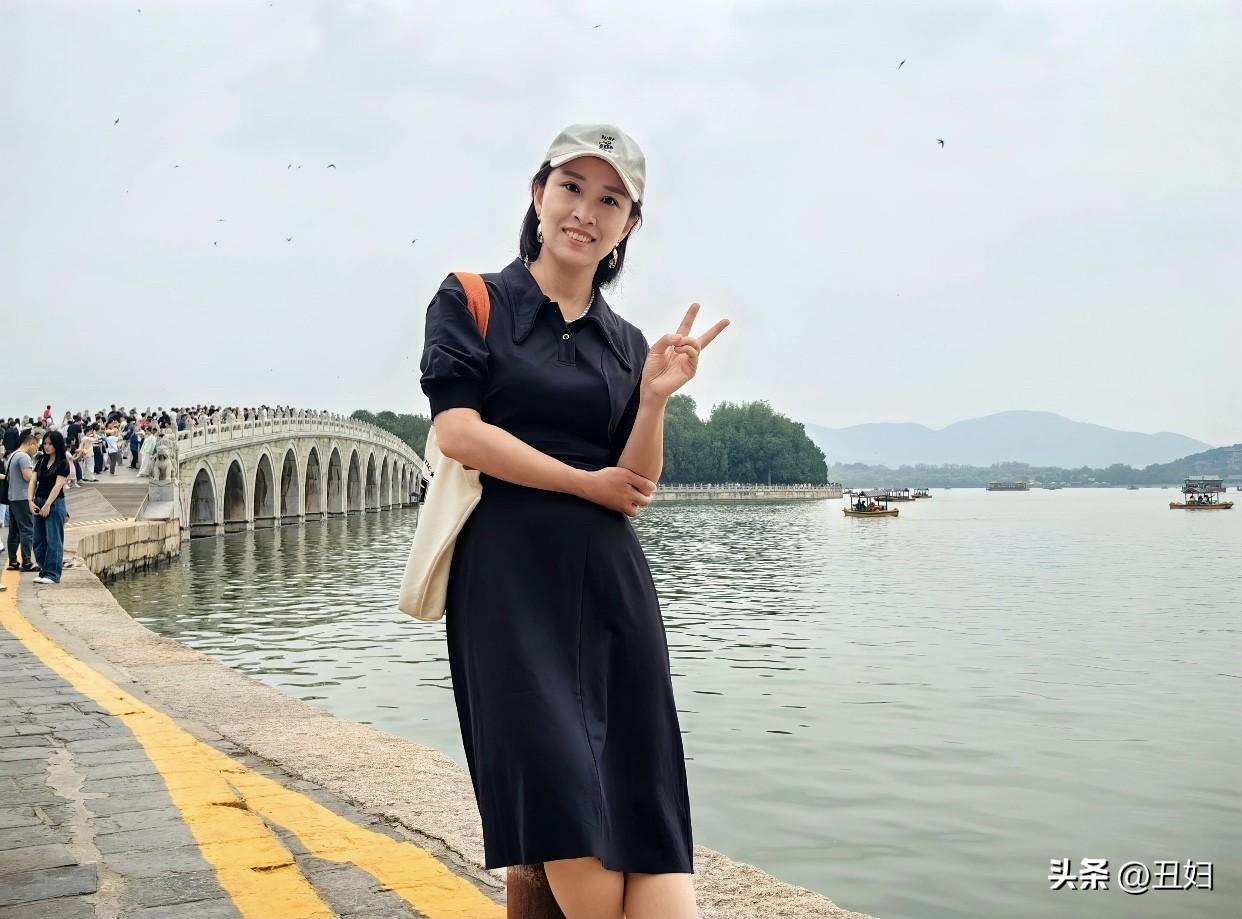 有魅力的中年女人有什么特征?情绪、生活、心态都稳的女人。情绪上，不炸毛不矫情，遇