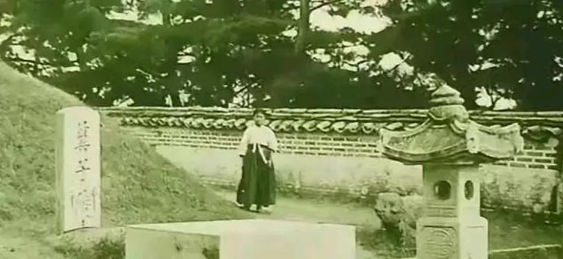 位于朝鲜平壤的箕子陵，1959 年，金日成亲自下令炸毁此陵。​
所谓箕子陵，就是