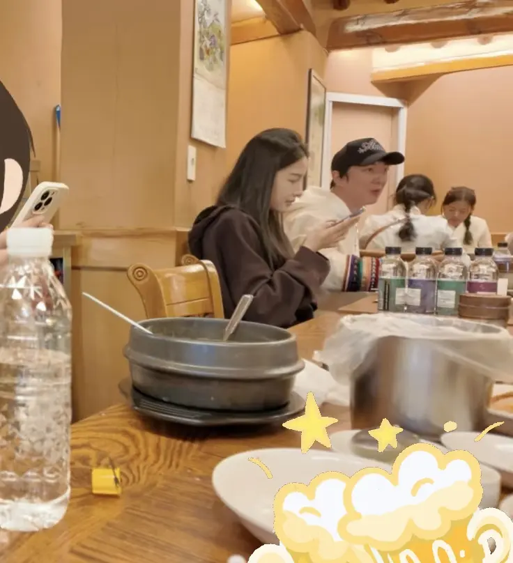 王思聪韩国被偶遇，身边女孩被夸很漂亮。王思聪在韩国吃饭被偶遇，身边女孩...