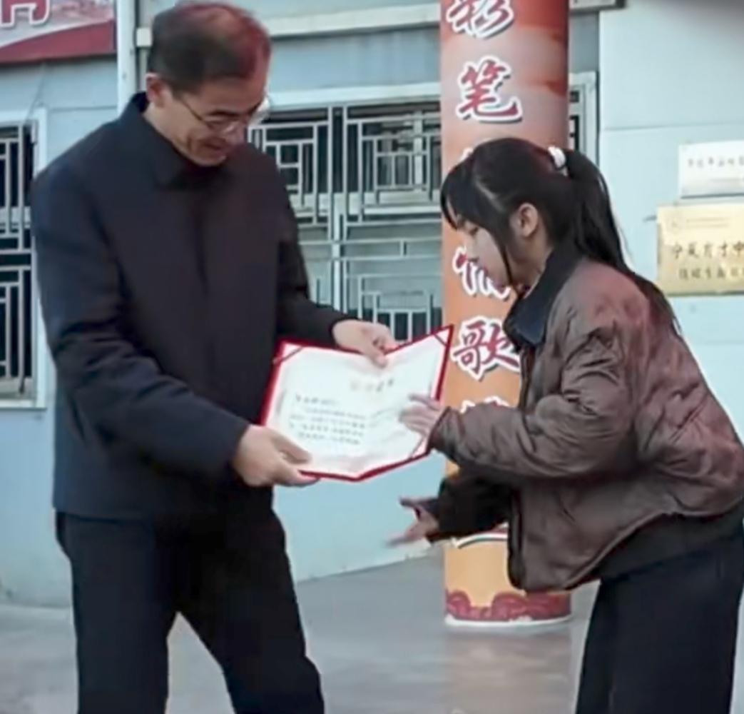 虽然说对李佳婷同学各种奖励都不为过，但是，能不能集中在一两天之内完成奖励？

孩