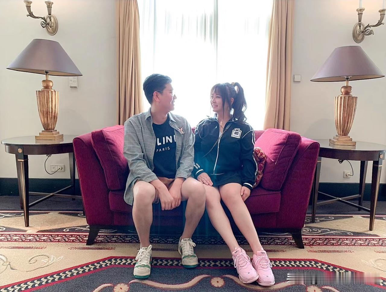 卸下备考重担，终于迎来自在时光。约上好友出门走走，看遍沿途风景，定格青春瞬间。拾