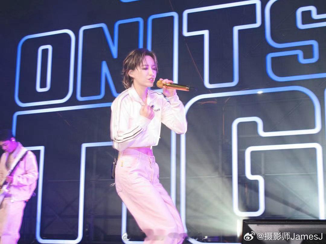 李斯丹妮金发挑染 李斯丹妮红毯这个金发挑染造型真的太绝了！又飒又美，完全漫撕女的