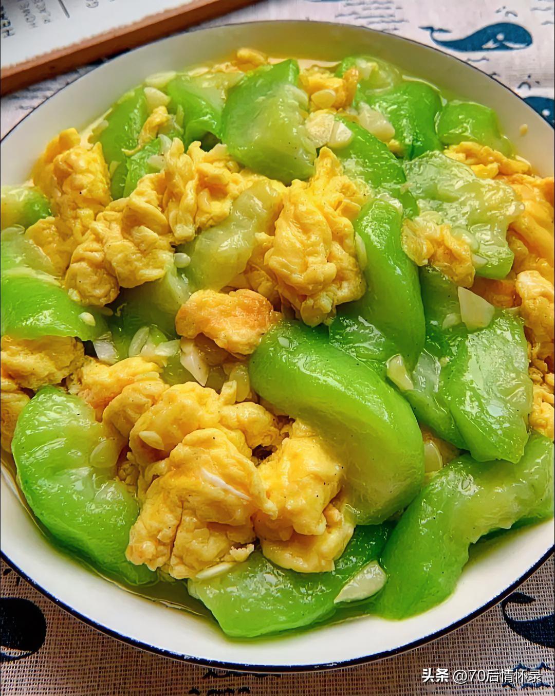 善品寻常烟火味，方知平淡是有福。抛开浮华万千事，一粥一饭尽温眸。人到中年渐渐明白
