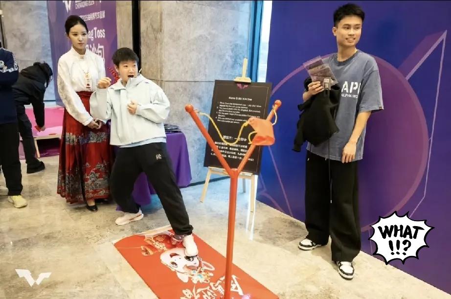 有没有发现，孙颖莎身边的氛围真的太治愈了！
 
和周启豪同框时，莎莎玩得开心又放