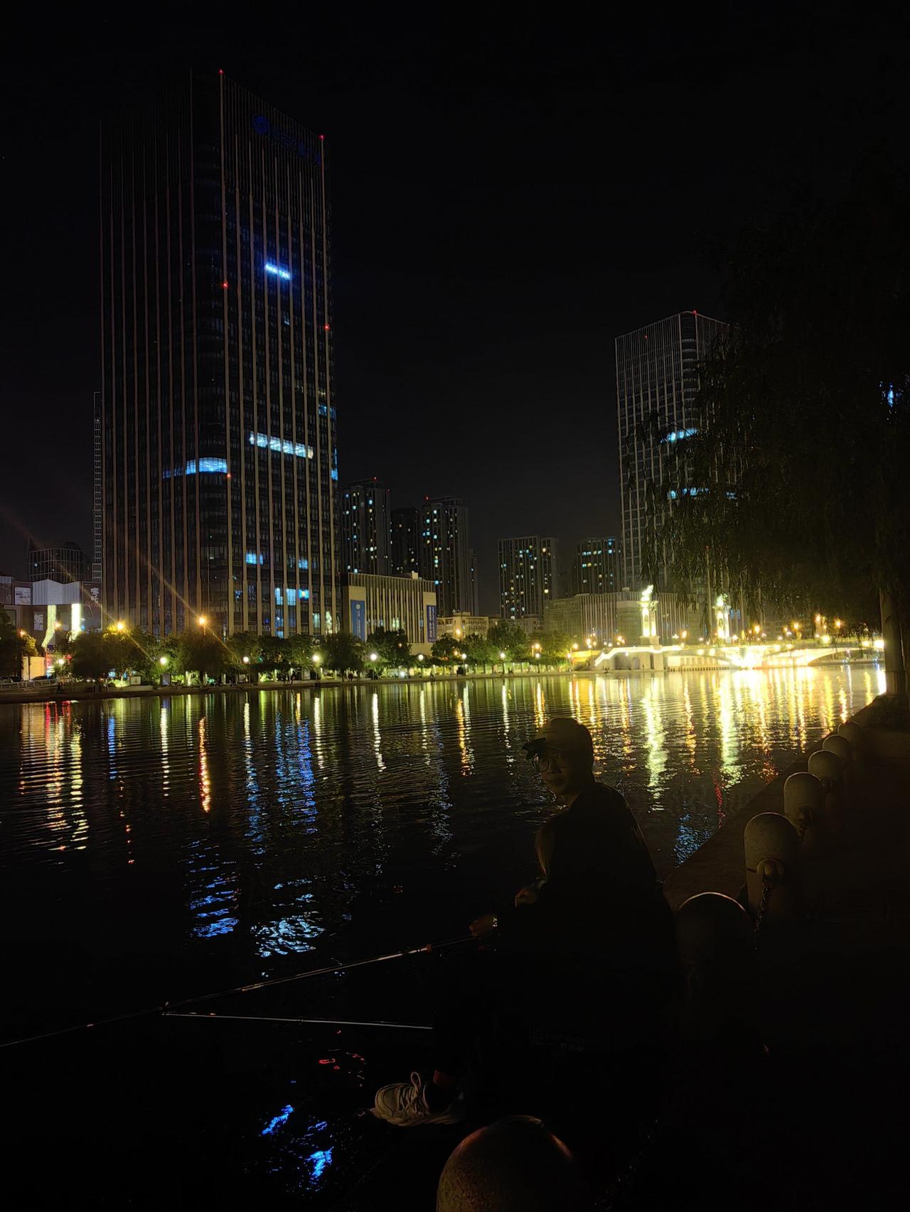 晒图笔记大赛河边的夜景