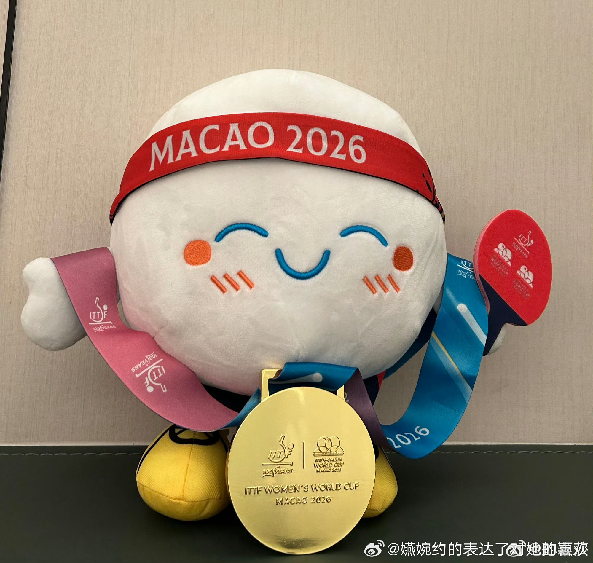 给波仔摆中间，给波仔带金牌，给波仔好好摆造型，孙颖莎就是一个可爱的小孩孩呀，波仔