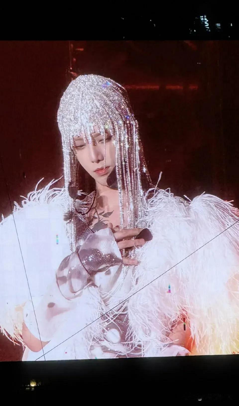 华晨宇真配得上一句：这张脸做男做女都精彩！虽说华晨宇每次演唱会上的造型都很有个性