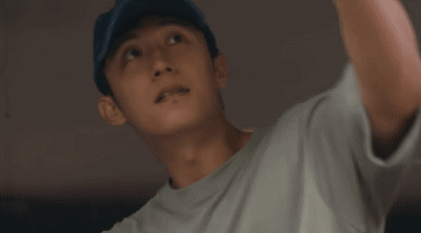 电视剧岁月有情时黄景瑜岁月有情时黄景瑜张小满 第7集这个关报摊的。对比最开始长大