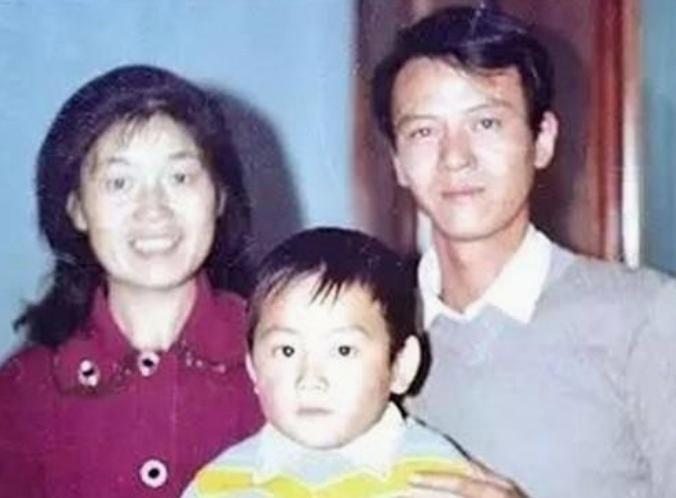 1979年，上海知青戴建国迎娶心上人，可新婚当晚，妻子却一拳把他打流鼻血，戴建国