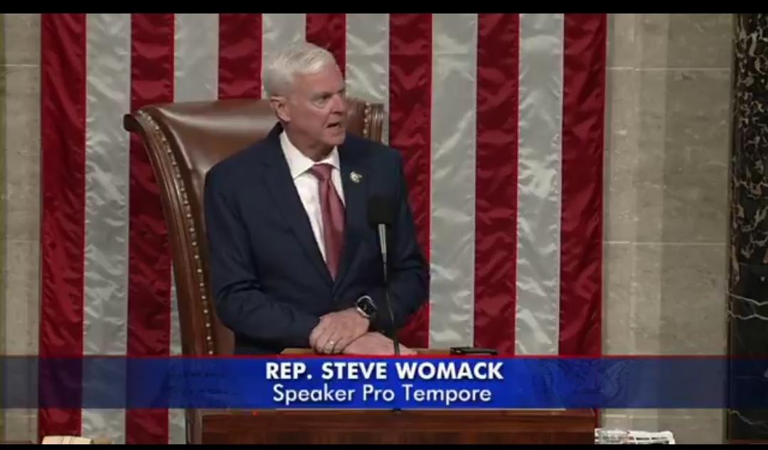 突发新闻——美国众议院刚刚以216票赞成、213票反对的结果，通过了重启政府的首