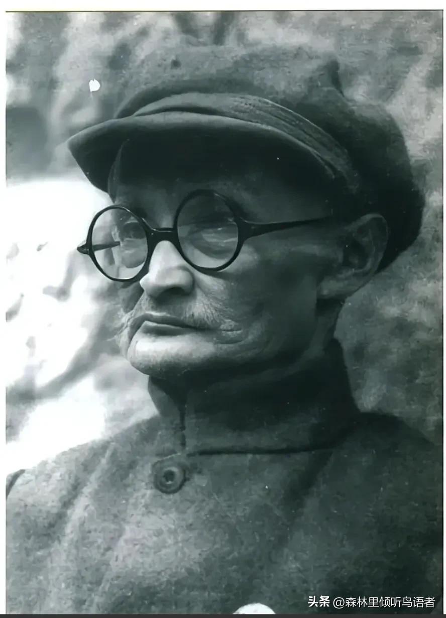 1941年，毛主席在延安因风湿性关节炎发作，右臂剧痛难忍、难以抬举，这一病根早在