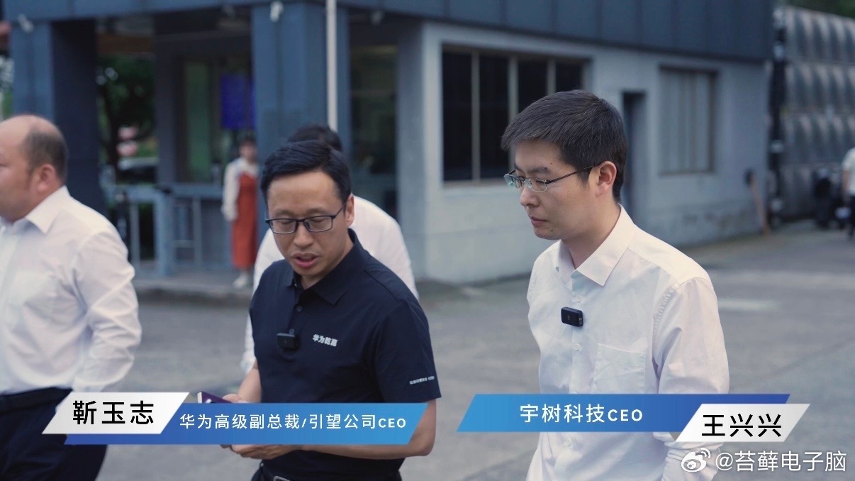 王兴兴体验搭载乾崑技术满配新车宇树王兴兴体验乾崑智驾ADS5 一场直击行业未来的