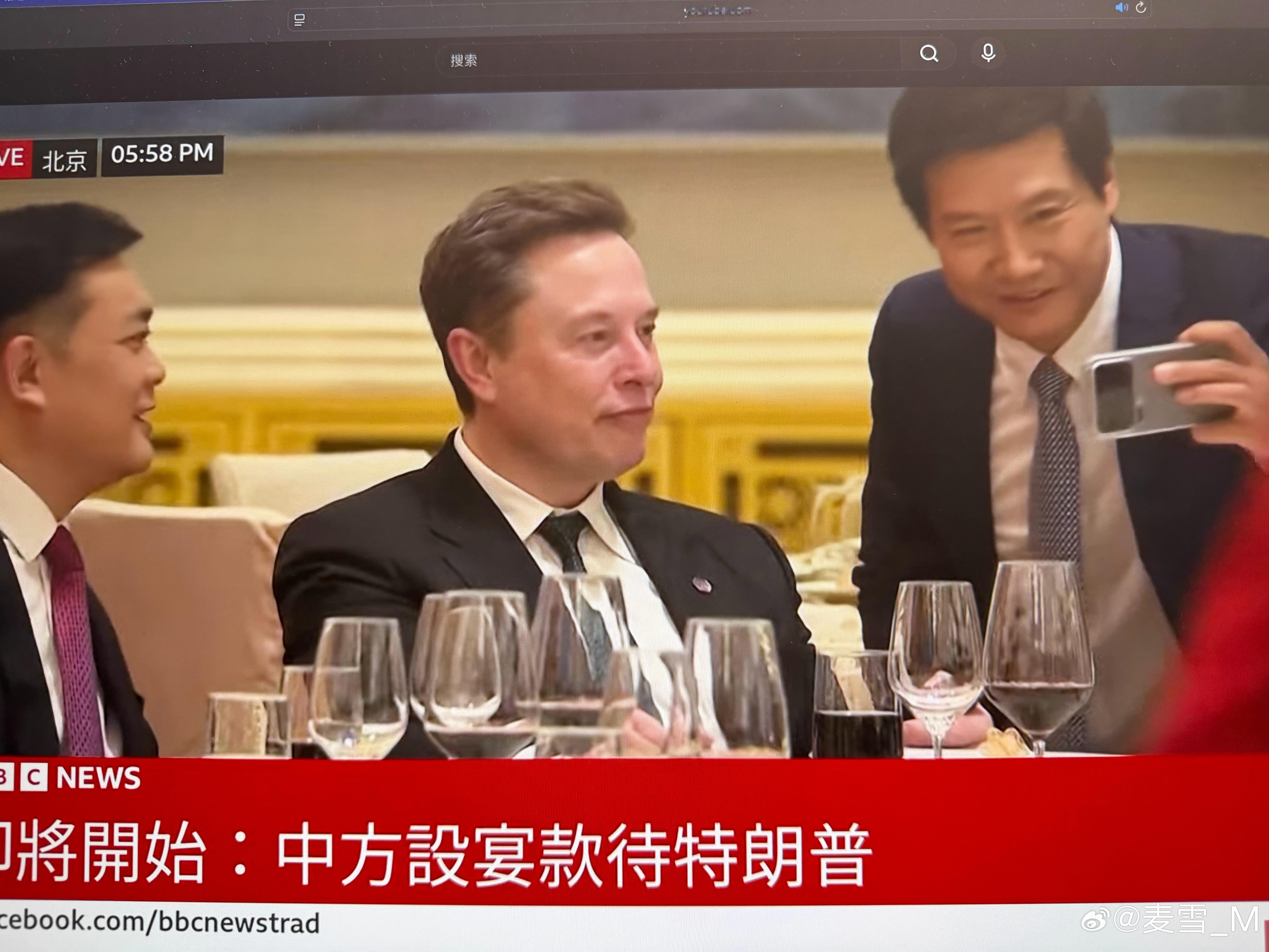 雷总也要找马总合影 
