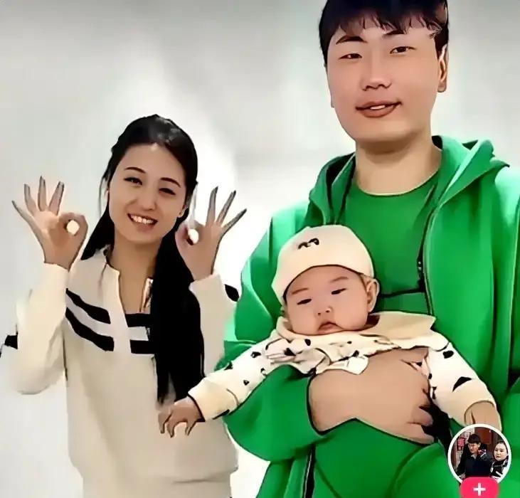 大衣哥在外面玩命接商演，十万块一场的活动排到了十月份，回家却只分给刚成家的儿子一