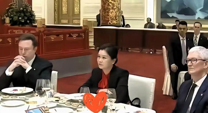 一张照片刷屏了。
照片里，库克和马斯克两大巨头中间，稳稳地坐着一位东方女人，眼神