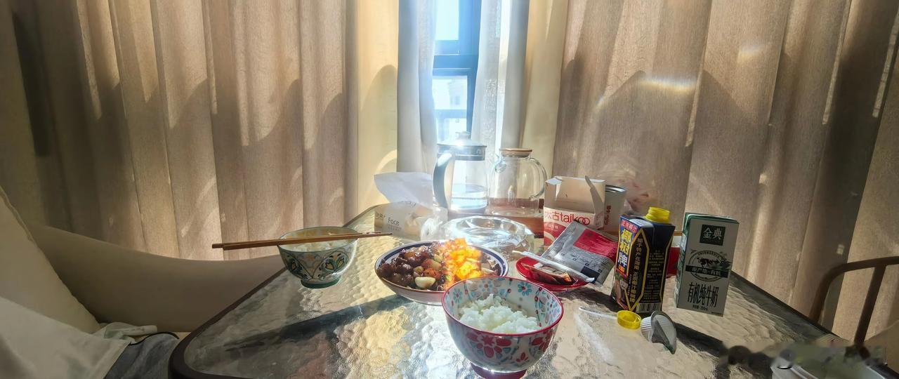 昨天回兰州好像有点累了，做饭也生疏了，不想做了，变懒了。在家里过的是衣来伸手饭来