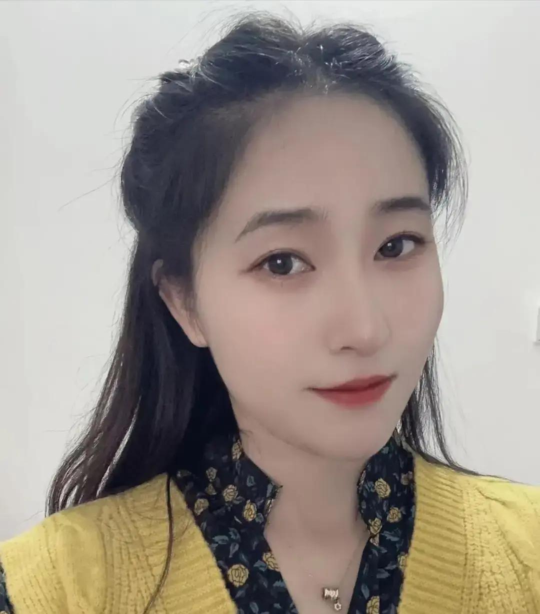 结婚十二年，我手机通讯录最后只剩七个人。

我今年四十一，儿子上初二。刚翻了一下