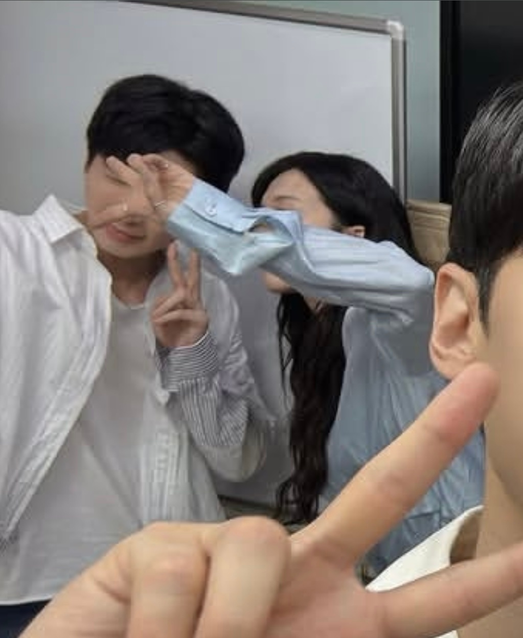 还有一张拍到太显在和郑恩地前辈自拍ㅋㅋ ​​​