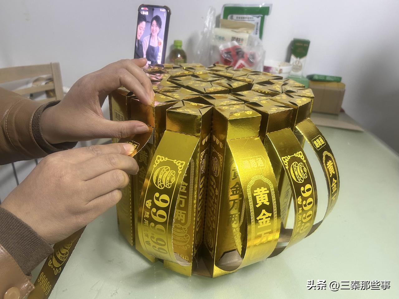 厚着脸皮蹭了一口，辣得我眼泪狂飙，他却笑得前仰后合：“我还馋你的水煮西蓝花呢。”