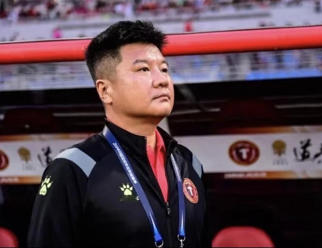 啥情况，郑智和李金羽在赛后竟然没有握手。球迷：哥俩做戏给外面看呢？

本轮，郑智