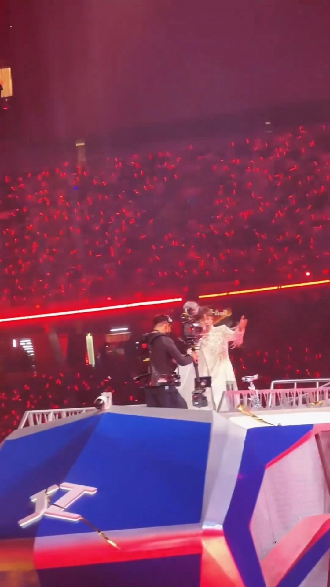 刘轩丞去了张杰演唱会刘轩丞今日份新鲜营业，去看了张杰演唱会，全程跟唱，好嗨啊