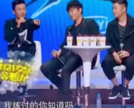 2015年，张大大指着王宝强说：“你信不信，我可以弄死你啊？给我老实点。”王宝强