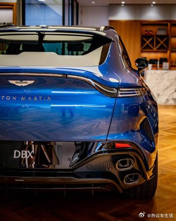 🏎️阿斯顿马丁 DBX S 炸场登场💥727 马力猛兽出笼，3.3 秒破百撕