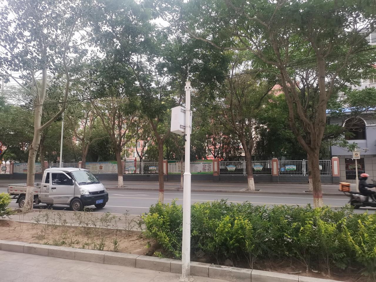 美女敛财的套路有多野？一个擦边视频主播，发那种前凸后翘穿着布片遮身的衣服，扭着诱