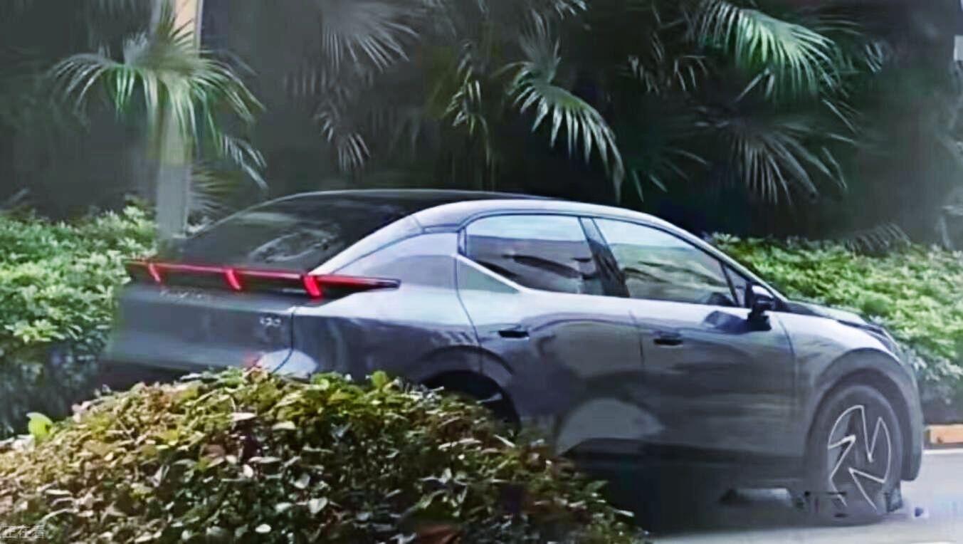 嗯？这是啥车？[傻眼]像极氪X，但又不是这个轮毂造型也是有意思#高转青年# ​​