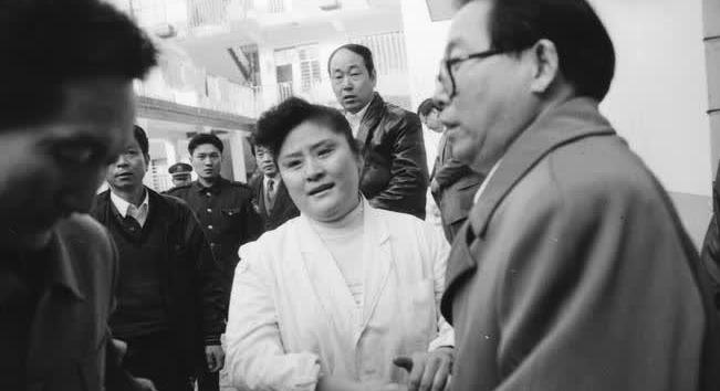 996年，一个全身绑满炸药的歹徒闯进郑州国棉五厂幼儿园，劫持了28名孩子。女警王