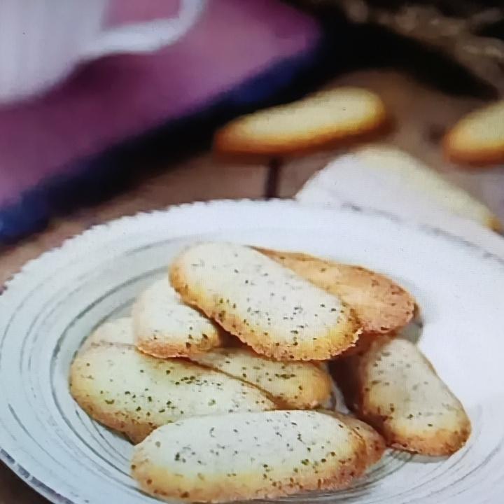 家人们，红茶小脆饼做起来！这玩意儿简单又好吃，谁做谁爱。
准备低筋面粉120克、