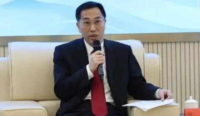 法学界的陈枫教授抛出了一个重磅建议，他公开呼吁国内全部的幼儿园以及中小学校，必须