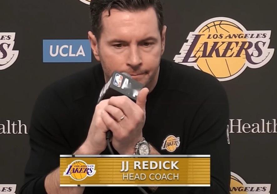 雷迪克：“我实在搞不懂，我们为什么要在三分线外防守马克·威廉姆斯。” “我们尝试