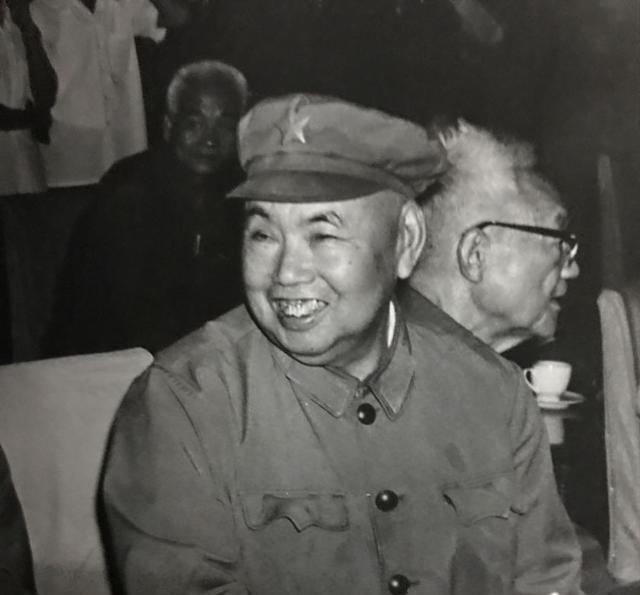 1970年的一个深夜，许世友特意喊来肖永银，让他赶紧去接一个人。这个人在当时身份