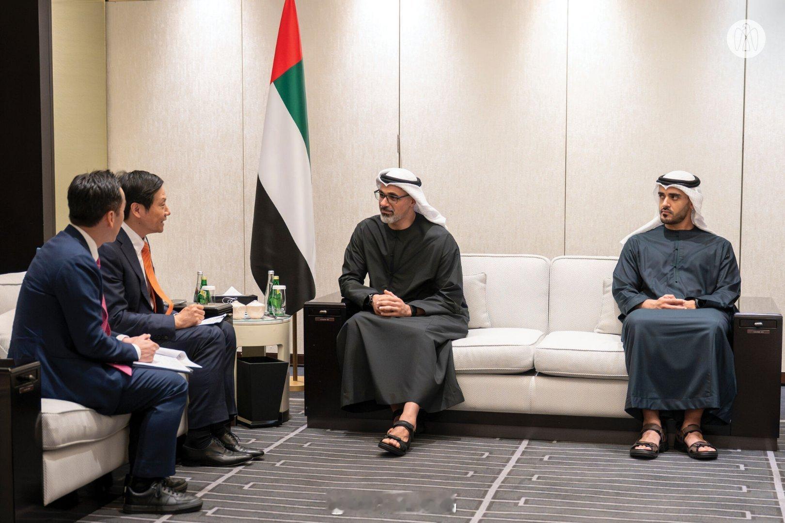 雷军会见阿布扎比王储雷军最近是真的太忙了，小米也是露大脸啊！自郑丽文、西班牙首相