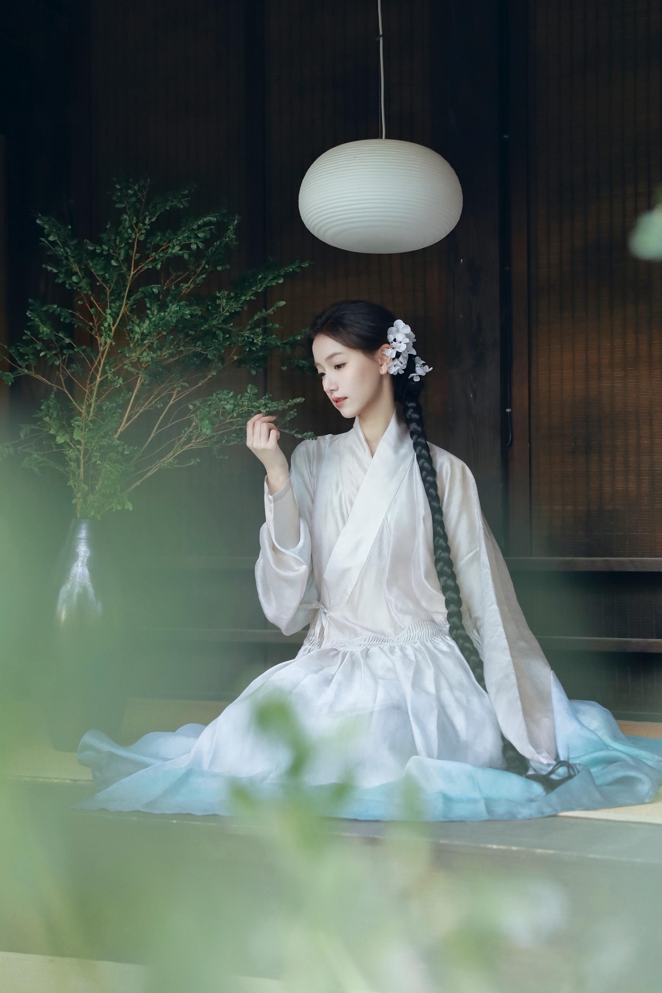 春去秋来 只盼闯入你的眼眸。