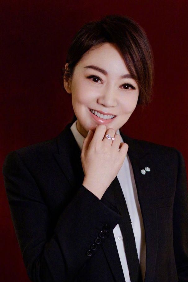 演员，闫妮说，洪剑涛这个人，非常好，待人热情，懂得浪漫，真是一个好男人，要是再英