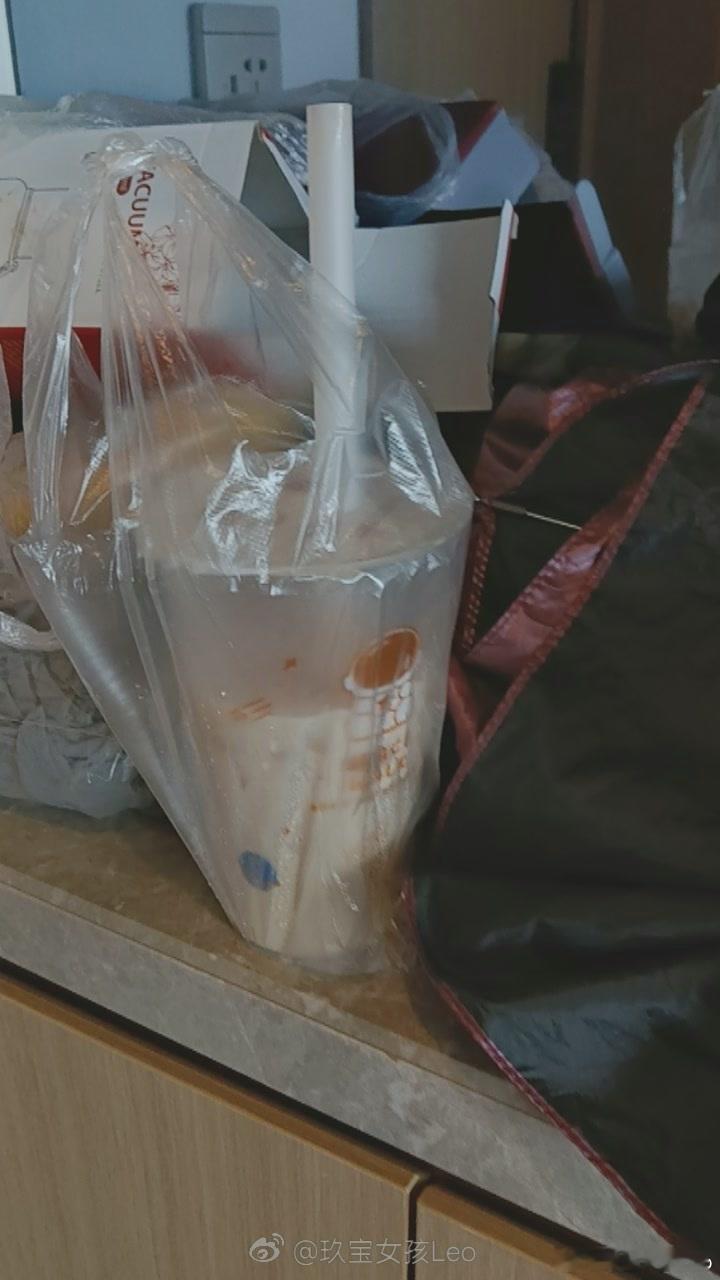 玖宝女孩Leo 喝奶茶 
