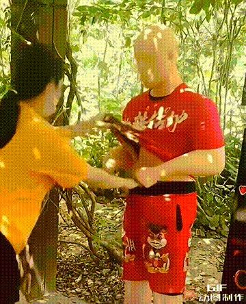 路边摆放的“专治女人不开心”的玩偶，这两个女的经历了什么，这样往死里打玩偶，这段
