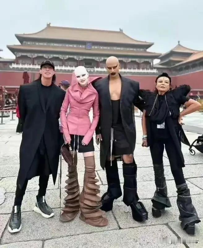 这种装扮游故宫，到底是谁不尊重谁？国外清真寺、泰国大王宫衣着不整禁入！背心短裤拖