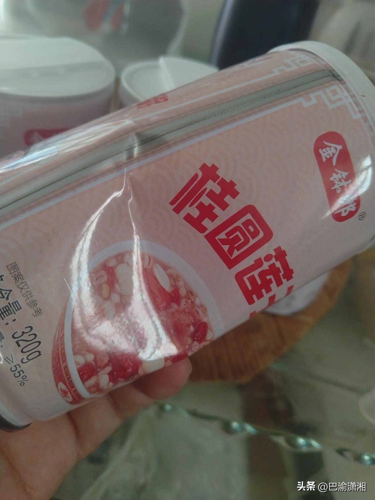 在网上买了一箱八宝粥，取回来，打开一看，里面每一罐都被压扁了。
从这个损坏程度，