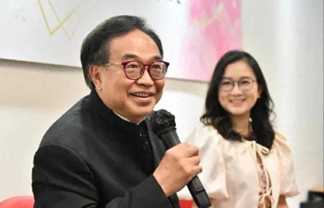 73岁的香港名流卢伟国迎娶好友之女的消息，在社交圈激起不小水花。这段跨越41岁的