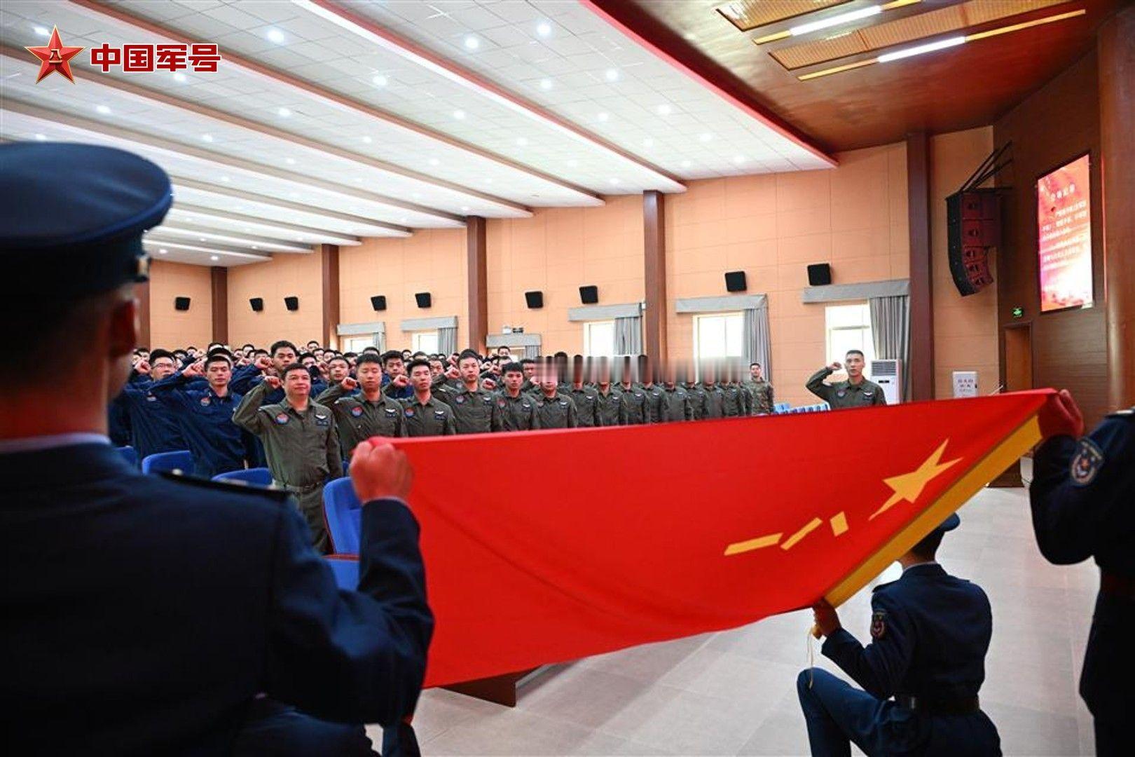 近日，南部战区空军某部在执行某专项任务前隆重举行誓师动员大会。 